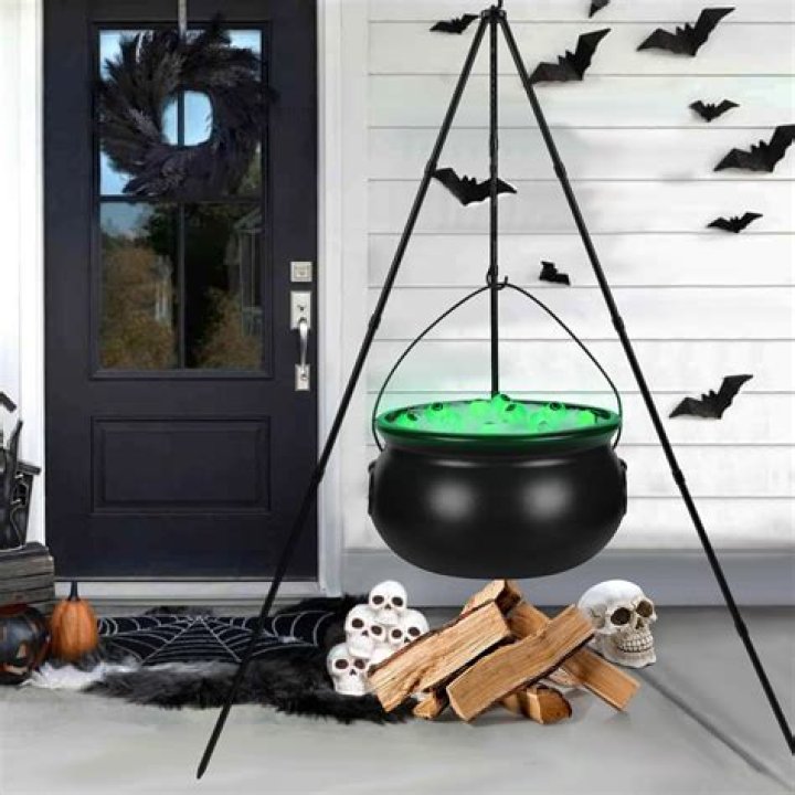 Can dispensers (with a bucket) empty a cauldron?