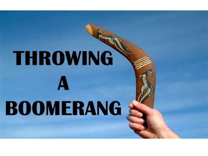 How do I throw a boomerang or spear in Breath of the Wild?