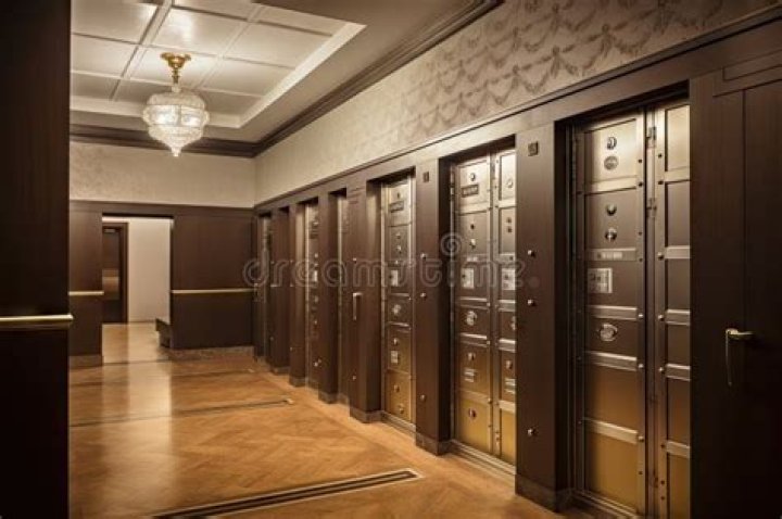 How to effectively use the saw to open deposit boxes and doors?