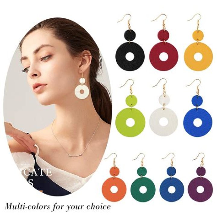 What are the colours of Lisa's jewelry in portrait room?